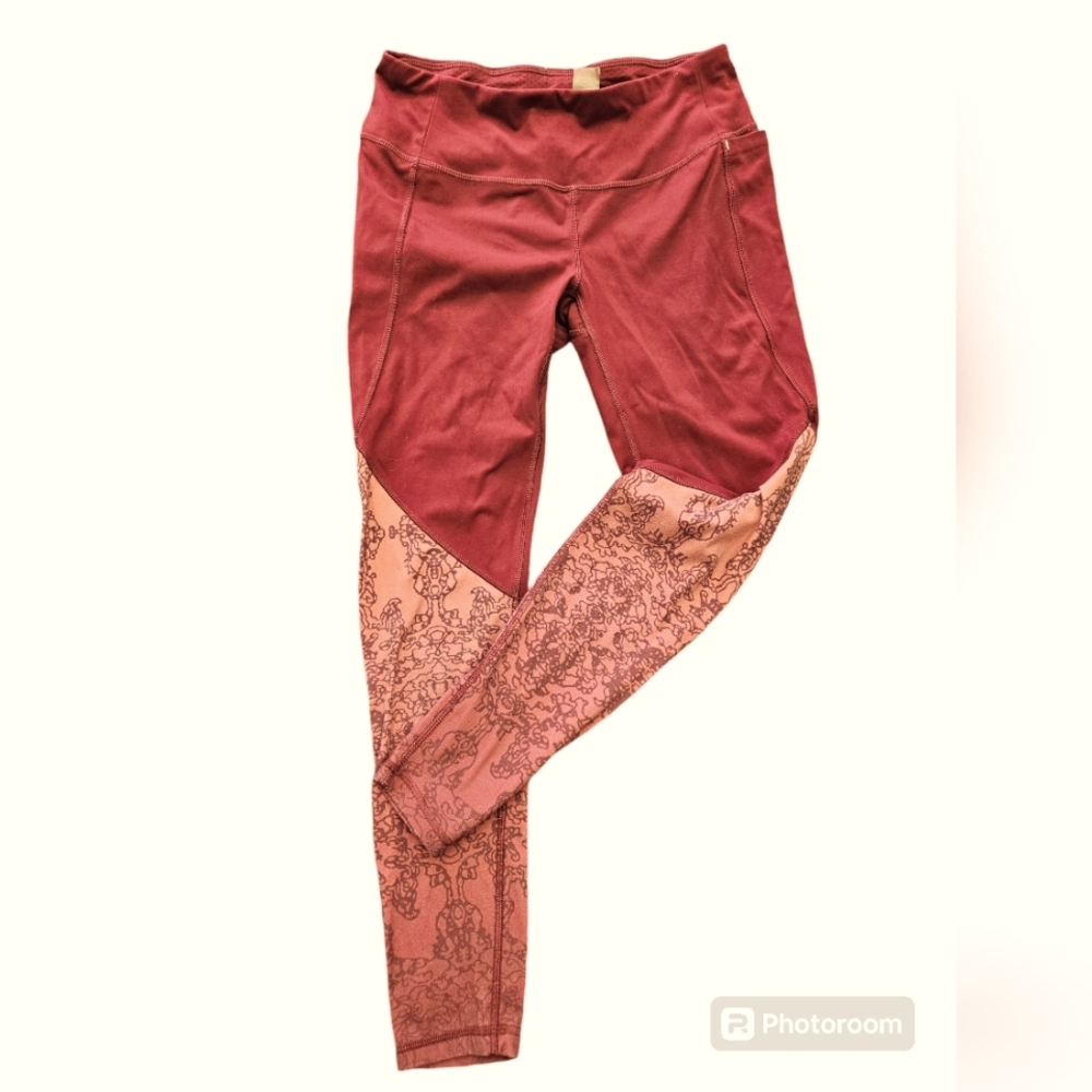 Calia by Carrie Underwod, energize 7/8 Omne Scroll leggings size small.